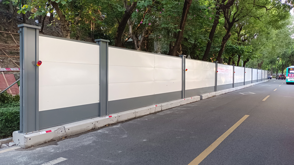 施工圍擋廣告宣傳穿新衣，城市文明添新景
