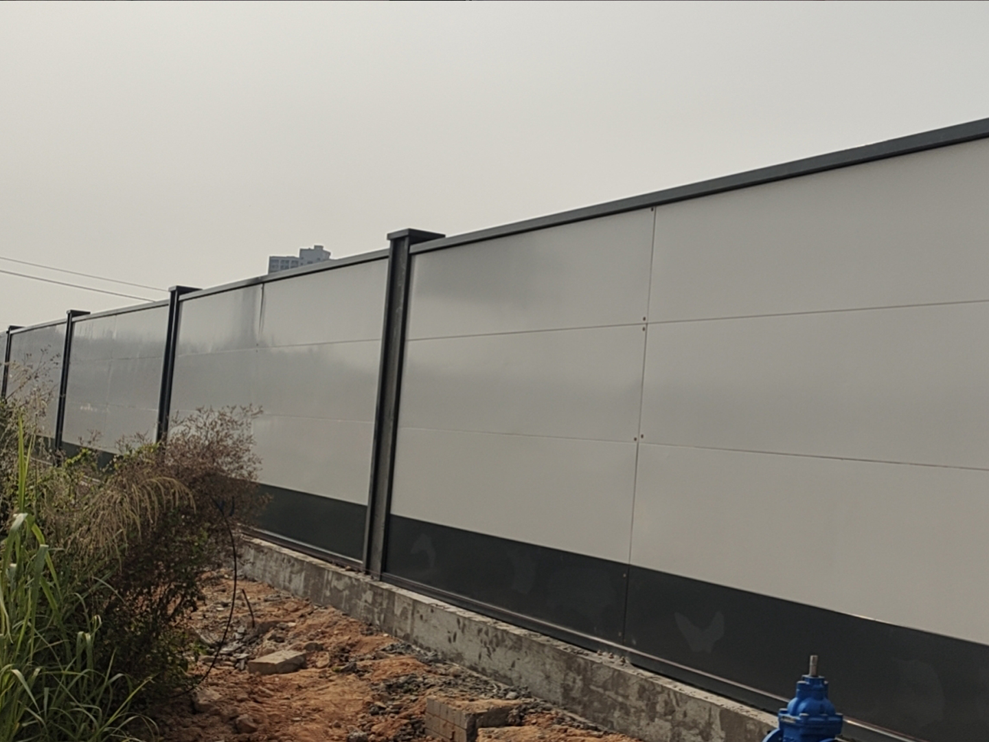 隔開的是施工現(xiàn)場 隔不開的是對(duì)城市發(fā)展的期待